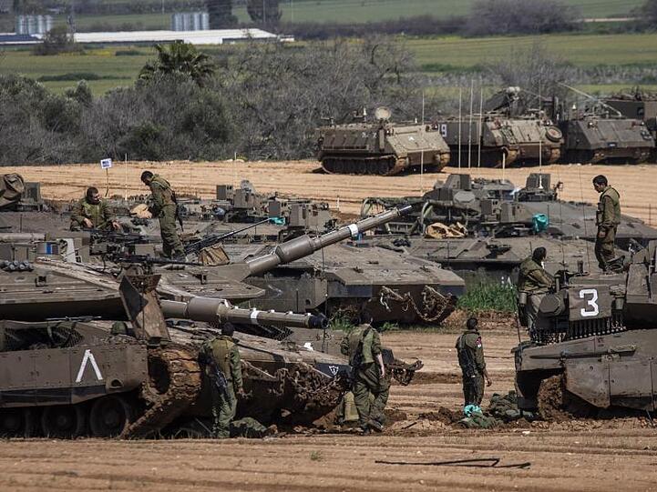 Israel, Aschkelon: Israelische Soldaten bereiten Panzer nahe der Grenze zum Gazastreifen auf einen möglichen Einsatz vor.