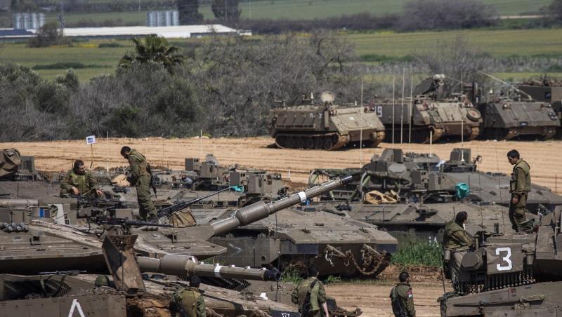 Israel, Aschkelon: Israelische Soldaten bereiten Panzer nahe der Grenze zum Gazastreifen auf einen möglichen Einsatz vor. Israel, Aschkelon: Israelische Soldaten bereiten Panzer nahe der Grenze zum Gazastreifen auf einen möglichen Einsatz vor.