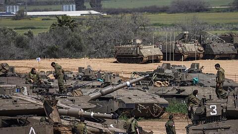 Israel, Aschkelon: Israelische Soldaten bereiten Panzer nahe der Grenze zum Gazastreifen auf einen möglichen Einsatz vor.