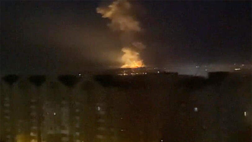 Rauch und Flamme in der Nähe des Flusses Dnjepr am 24. Februar 2022 (bestmögliche Qualität). Die russischen Truppen haben ihren erwarteten Angriff auf die Ukraine gestartet. Rauch und Flamme in der Nähe des Flusses Dnjepr am 24. Februar 2022 (bestmögliche Qualität). Die russischen Truppen haben ihren erwarteten Angriff auf die Ukraine gestartet.