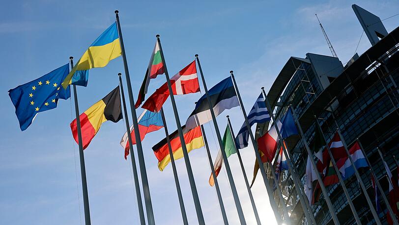 Die ukrainische Flagge weht neben den Flaggen der EU-Mitglieder vor dem Europäischen Parlament in Straßburg.