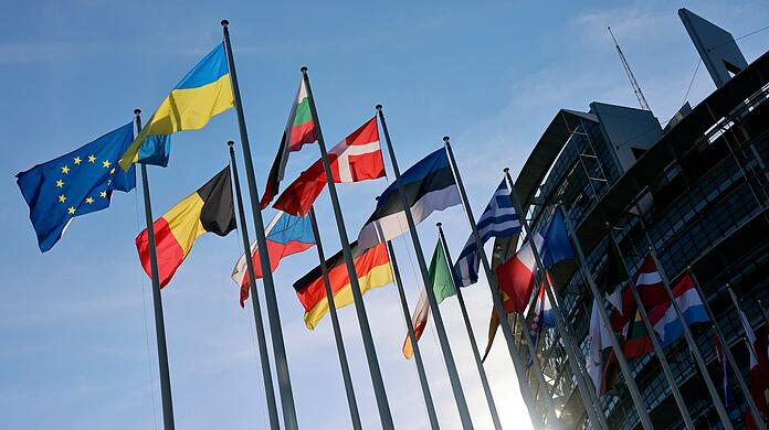 Die ukrainische Flagge weht neben den Flaggen der EU-Mitglieder vor dem Europäischen Parlament in Straßburg.