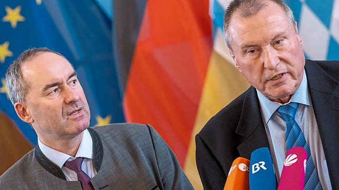 Hubert Aiwanger (l.) und Wolfgang Peiskar von der Bürgerinitiative "Gegenwind Altötting".