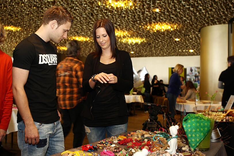 Und Daniel Halfar lässt sich den Schmuck zeigen.