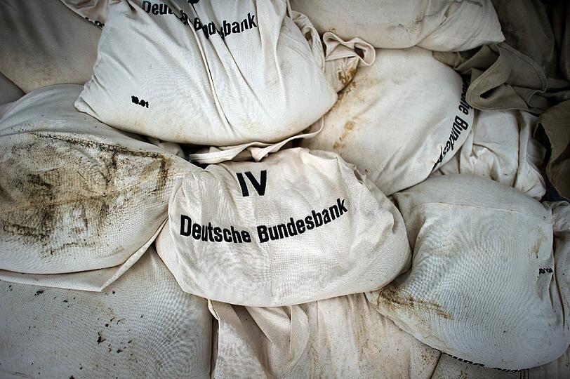 In Dresden liegen Sandsäcke mit dem Schriftzug der Bundesbank.