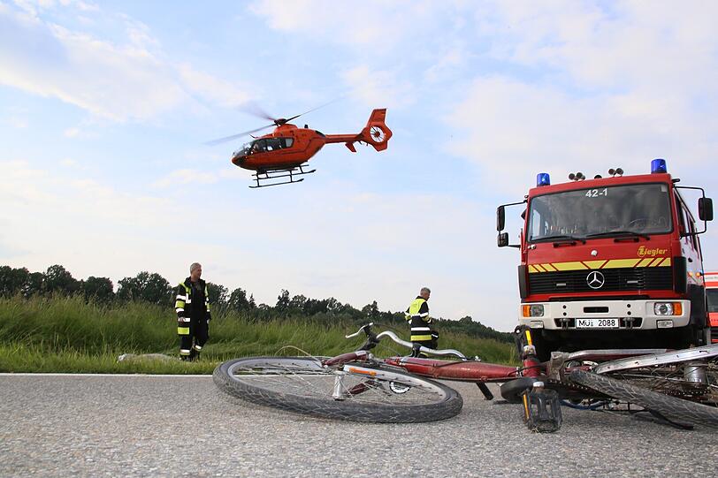 Tödlicher Unfall im Landkreis Mühldorf. Ein Pkw kollidiert an einer Kreuzung mit einem Radfahrer. Der Radfahrer verstarb noch am Unfallort.