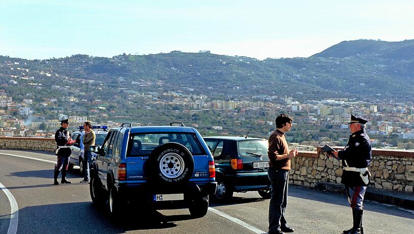 Kontrolle in Italien: Betrunkenen Fahrern droht ein Bußgeld ab 530 Euro. Kontrolle in Italien: Betrunkenen Fahrern droht ein Bußgeld ab 530 Euro.