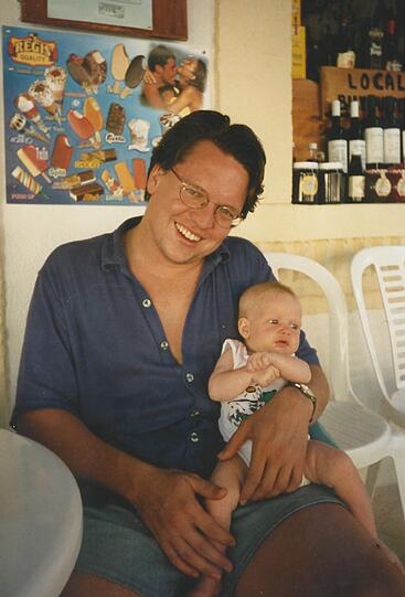 Glücklicher Vater im Zypern-Urlaub 1997: Tochter Miriam ist heute 18 Jahre alt und macht derzeit ihren Führerschein.