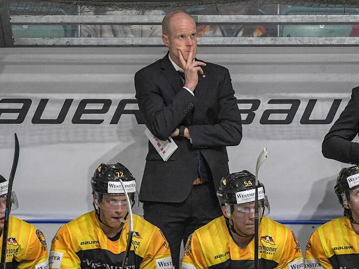 Trainer Toni Söderholm von Deutschland steht hinter seiner Mannschaft. Foto: Armin Weigel