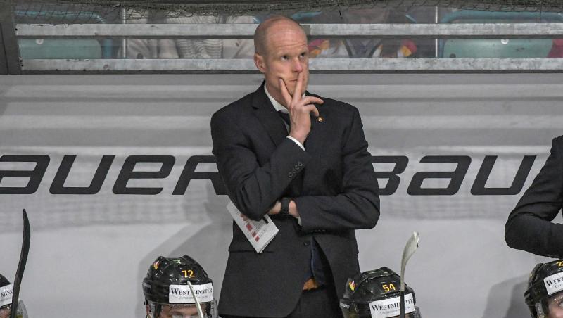 Trainer Toni Söderholm von Deutschland steht hinter seiner Mannschaft. Foto: Armin Weigel Trainer Toni Söderholm von Deutschland steht hinter seiner Mannschaft. Foto: Armin Weigel