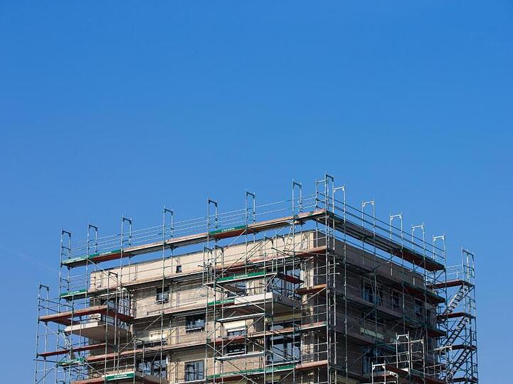 Ein Baugerüst an einem Neubau ist zu sehen. Foto: Rolf Vennenbernd/Archiv