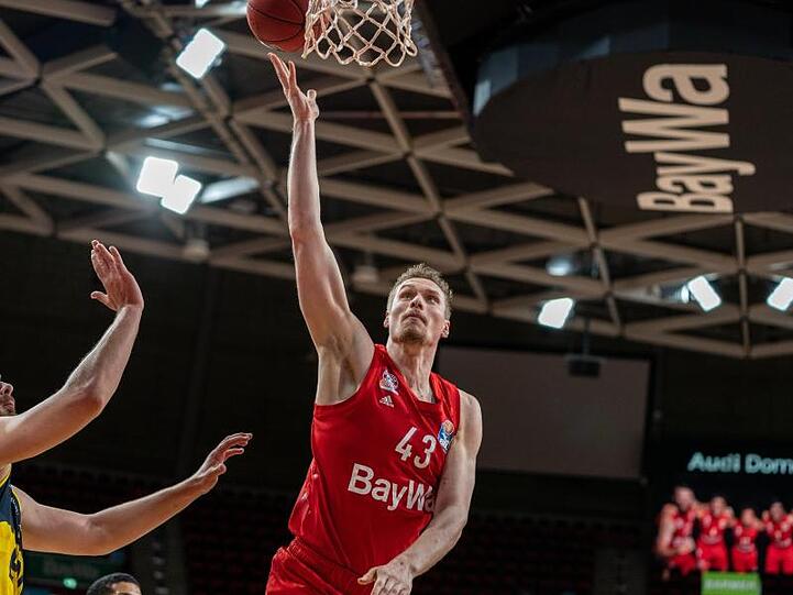 Leon Radosevic ist mit den Bayern Basketballern gegen MHP Riesen Ludwigsburg gefordert.