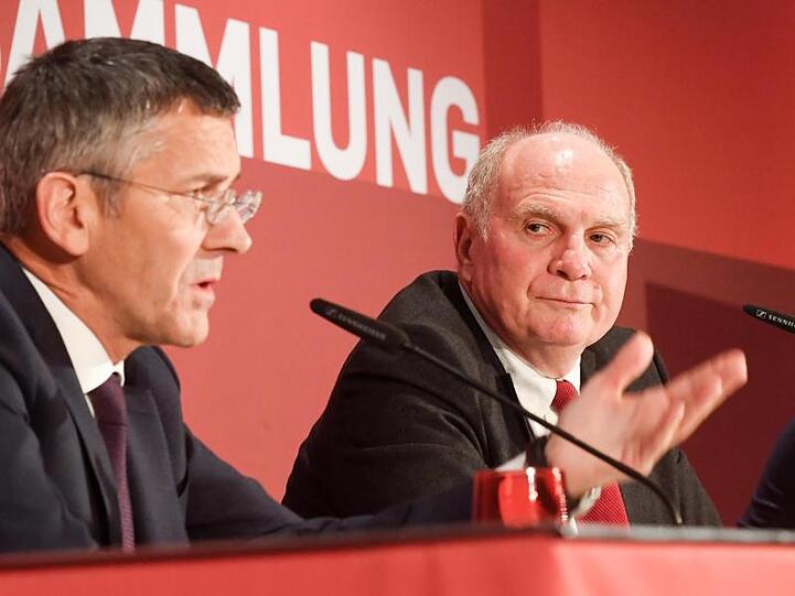 Herbert Hainer (l) und Uli Hoeneß geben nach eine Pressekonferenz. F. Foto: Tobias Hase/dpa