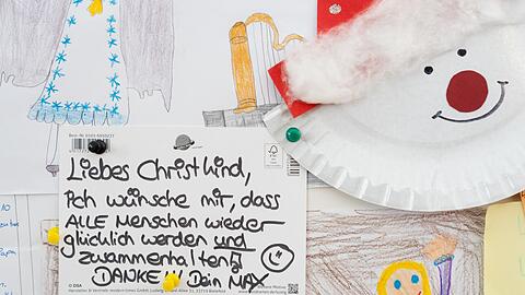 "Liebes Christkind, ..." - Briefe von Kindern an das Christkind hängen an einer Tafel im Weihnachtspostamt.