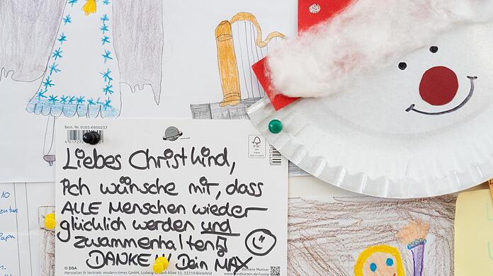 "Liebes Christkind, ..." - Briefe von Kindern an das Christkind hängen an einer Tafel im Weihnachtspostamt.