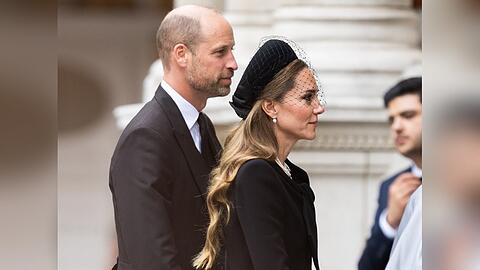 Prinz William und Prinzessin Kate kommen bei der Trauerfeier an.