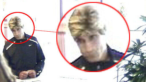 Falscher Bart und Perücke: Wer kennt diesen Mann? Die Fotos der Überwachungskamera zeigen ihn biem Überfall auf eine Pasinger Bank. Falscher Bart und Perücke: Wer kennt diesen Mann? Die Fotos der Überwachungskamera zeigen ihn biem Überfall auf eine Pasinger Bank.