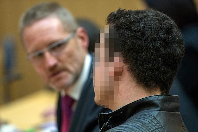 Die Angeklagten im Armbrust-Mordprozess schweigen am ersten Prozesstag. Die Bilder aus dem Gerichtssaal.