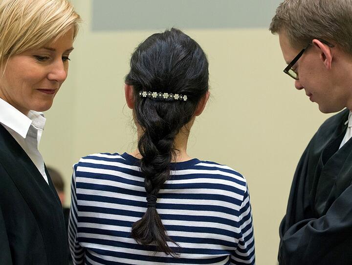 Am 100. Verhandlungstag steht die Angeklagte Beate Zschäpe zwischen ihren Anwälten Anja Sturm und Wolfgang Heer - und wie immer mit dem Rücken zu den Kameras.