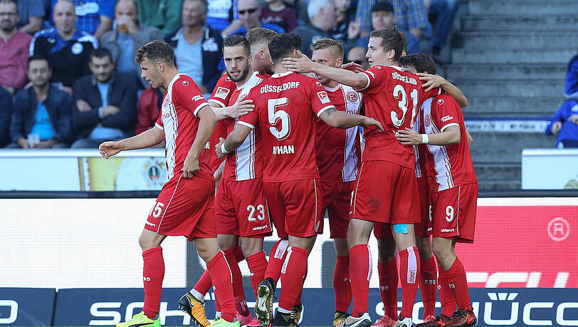 Fortuna Düsseldorf hat allen Grund zum Jubeln: Das Team besiegte Bielefeld und festigt den ersten Tabellenplatz. Fortuna Düsseldorf hat allen Grund zum Jubeln: Das Team besiegte Bielefeld und festigt den ersten Tabellenplatz.