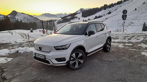 Schlägt sich auch bei winterlichen Temperaturen wacker: der erst vollelektrische Volvo namens XC40 Recharge.