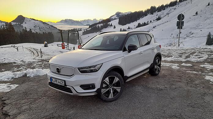 Schlägt sich auch bei winterlichen Temperaturen wacker: der erst vollelektrische Volvo namens XC40 Recharge.