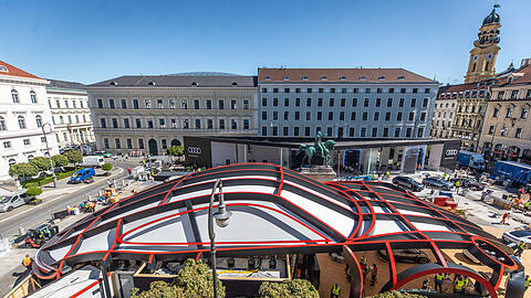 Ein überdimensionalen Porsche-Modell steht als Teil der IAA auf dem Wittelsbacherplatz. Die Internationale Automobil-Ausstellung IAA MOBILITY 2023 findet in München von 05.-10. September statt.