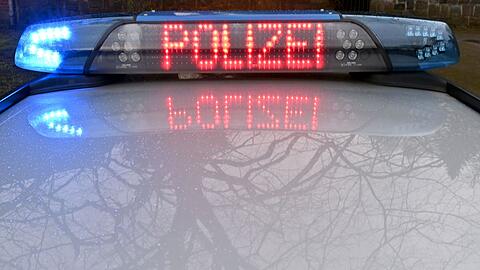 Die Schriftzug "Polizei" leuchtet auf dem Dach eines Streifenwagens der Polizei.