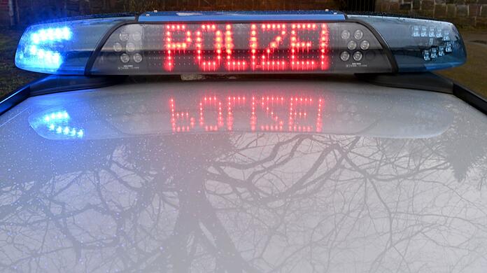 Die Schriftzug "Polizei" leuchtet auf dem Dach eines Streifenwagens der Polizei.