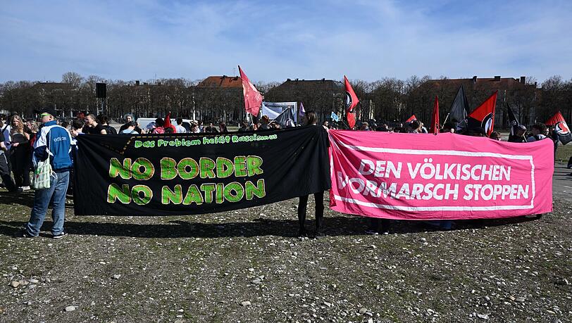 In München wie in Nürnberg fanden sich auch Gegendemonstranten ein. In München wie in Nürnberg fanden sich auch Gegendemonstranten ein.