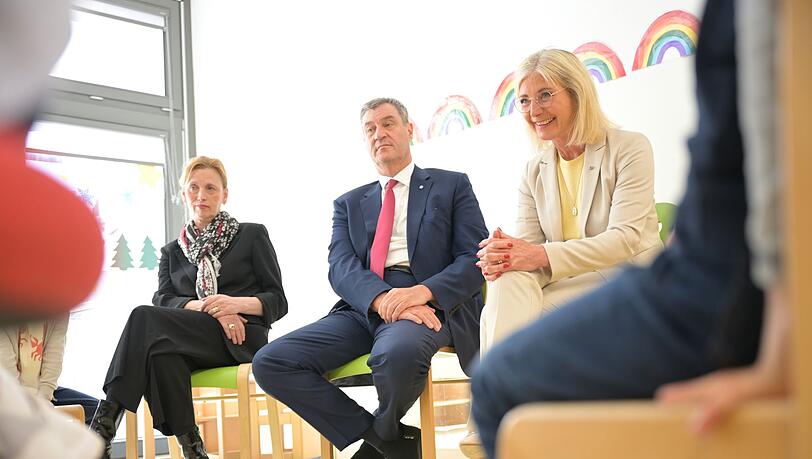 Bunte Regenb&ouml;gen an der Wand und ein Stuhlkreis: In dieser Umgebung stellen sich Karin Prien, Markus S&ouml;der und Ulrike Scharf den Fragen von Vorschulkindern.