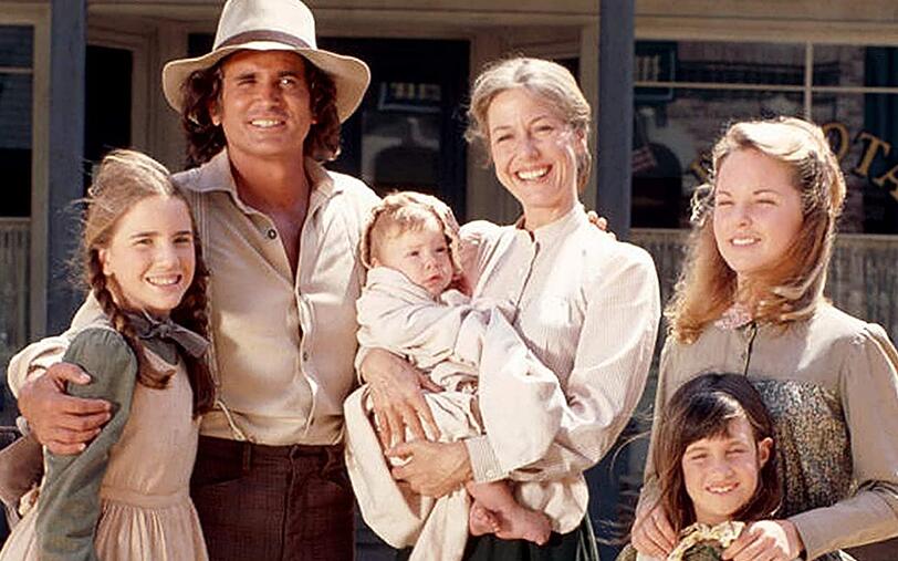 In "Unsere kleine Farm" stellte Michael Landon (zweiter von links) nicht nur den Familienvater Charles Ingalls dar, sondern war auch als Produzent und Regisseur tätig. In "Unsere kleine Farm" stellte Michael Landon (zweiter von links) nicht nur den Familienvater Charles Ingalls dar, sondern war auch als Produzent und Regisseur tätig.