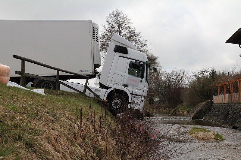 Das war knapp! Um ein Haar wäre der Lkw ohne Fahrer in den Bach gerollt.