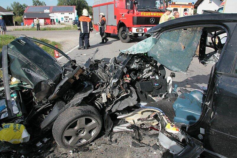 Drei Menschen tot, darunter ein 13-jähriger Junge, ein Kleinkind schwer verletzt: Zwei Autos waren bei einem Überholmanöver am Montagnachmittag frontal miteinander zusammengestoßen, wie die Polizei mitteilte. Die B20 war zunächst komplett gesperrt. Die Bilder vom schrecklichen Unfall.