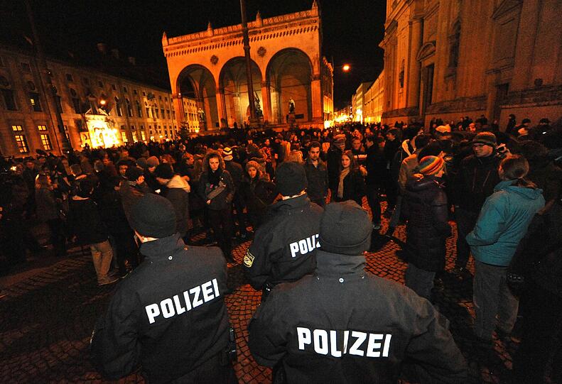 Mehr als 100 Beamte waren am Vorabend im Einsatz, als rund 400
Menschen unter dem Motto &bdquo;Stehen &ndash; Damit es weitergeht&ldquo; für fünf
Minuten schweigend den Odeonsplatz blockierten.
