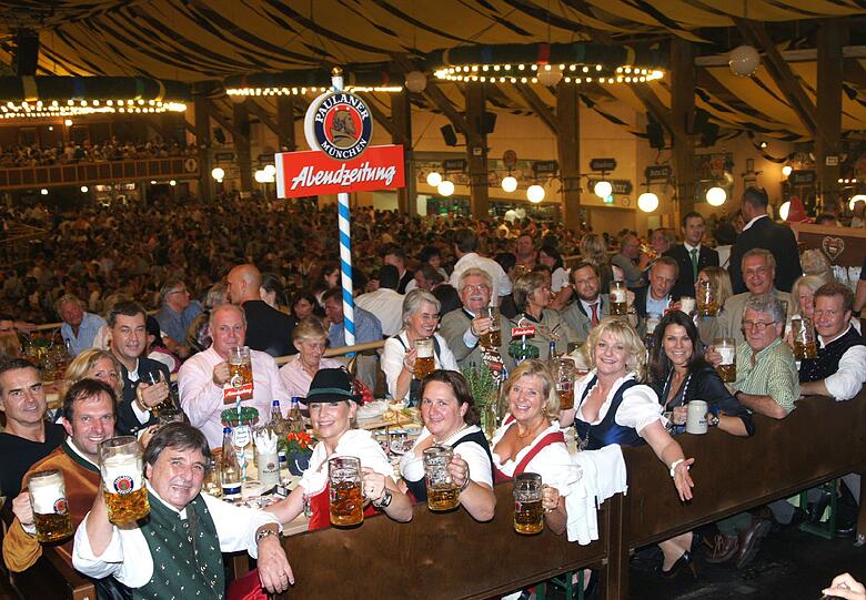 Beim AZ-Wiesn-Stammtisch im Winzerer Fähndl (von links oben im Uhrzeigersinn): Markus Söder, Uli Hoeneß, Susi Hoeneß, Barbara Daumiller-Zeil, Martin Zeil, Gloria von Thurn und Taxis, Carl Alban Graf von Schönburg-Glauchau, Dieter Schmitt, Gerswid Herrmann, Joachim 
Herrmann, Angela Böhm, Andreas Steinfatt, Marcel Reif, Marion Kiechle, Saskia Vester, Jutta Speidel, Theresa Schopper, Claudia Jung, 
Peter Pongratz, Arno Makowsky, Dirk Bauermann, Sabine Nallinger.