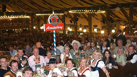Beim AZ-Wiesn-Stammtisch im Winzerer Fähndl (von links oben im Uhrzeigersinn): Markus Söder, Uli Hoeneß, Susi Hoeneß, Barbara Daumiller-Zeil, Martin Zeil, Gloria von Thurn und Taxis, Carl Alban Graf von Schönburg-Glauchau, Dieter Schmitt, Gerswid Herrmann, Joachim 
Herrmann, Angela Böhm, Andreas Steinfatt, Marcel Reif, Marion Kiechle, Saskia Vester, Jutta Speidel, Theresa Schopper, Claudia Jung, 
Peter Pongratz, Arno Makowsky, Dirk Bauermann, Sabine Nallinger.