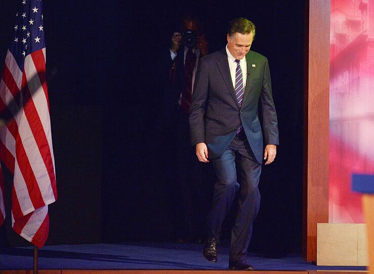 Eineinhalb Stunden, nachdem Barack Obama zum Wahlsieger erklärt wurde, betritt Verlierer Mitt Romney die Bühne in Boston.