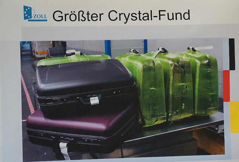 20 Kilo der synthetischen Droge Crystal wurden im Februar beschlagnahmt - der bisher größte Fund in Deutschland. Auf der PK am Dienstag präsentiert der Zoll die Päckchen.