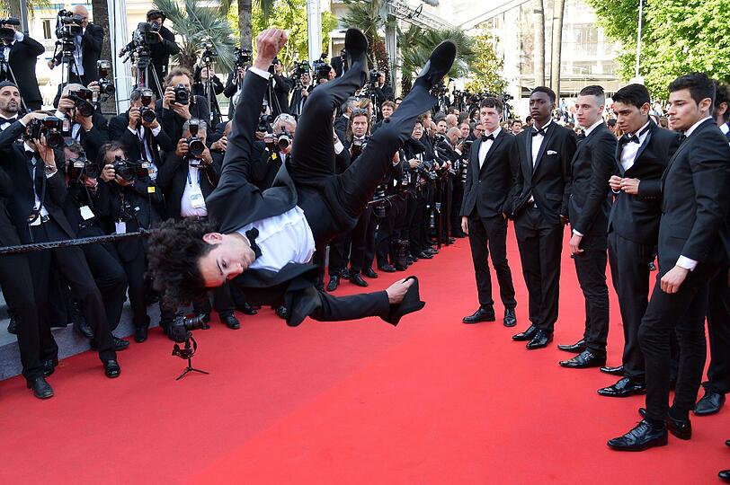 Der französische Schauspieler Rachid Youcef zeigt auf dem roten Teppich in Cannes bei der Premiere von "Geronimo" sein ganzes akrobatisches Können.