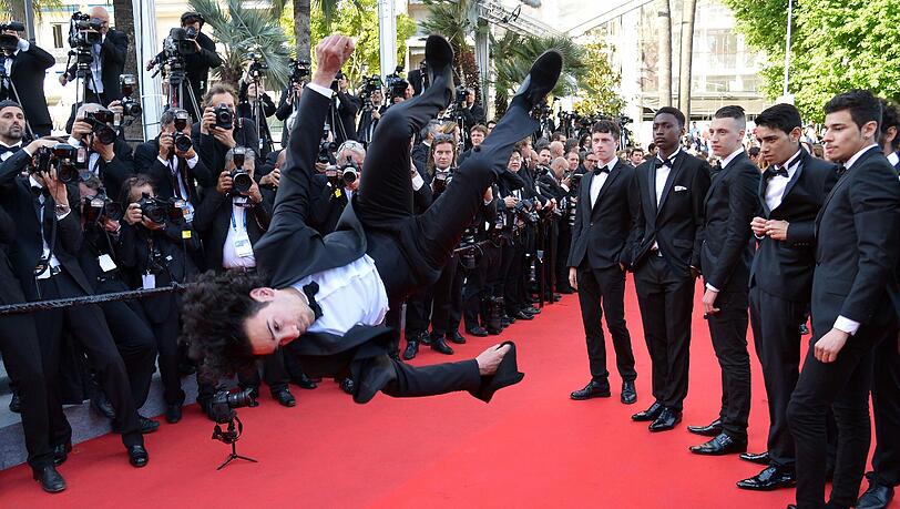 Der französische Schauspieler Rachid Youcef zeigt auf dem roten Teppich in Cannes bei der Premiere von "Geronimo" sein ganzes akrobatisches Können. Der französische Schauspieler Rachid Youcef zeigt auf dem roten Teppich in Cannes bei der Premiere von "Geronimo" sein ganzes akrobatisches Können.