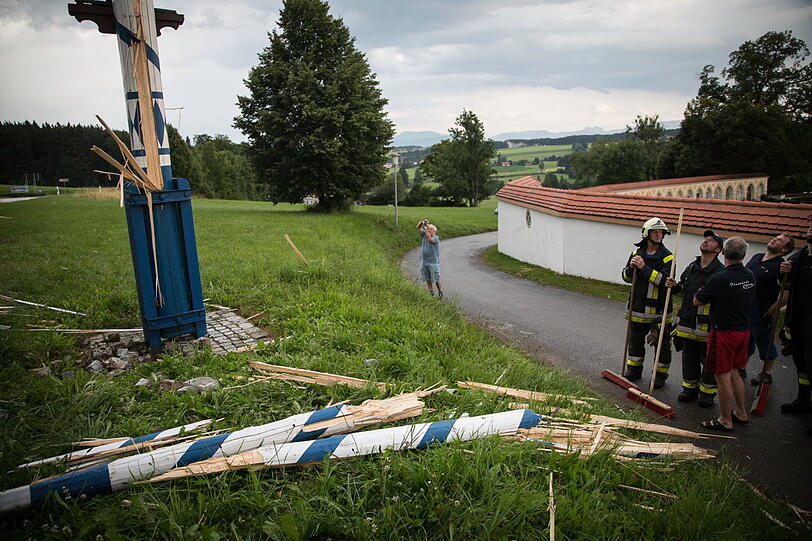 Der Blitz hat den Maibaum völlig zerstört. Die Bilder vom Feuerwehreinsatz in Otting.