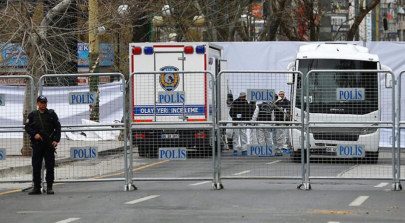 Bei dem Autobomben-Anschlag an einer Bushaltestelle in Ankara sind 37 Menschen getötet worden.