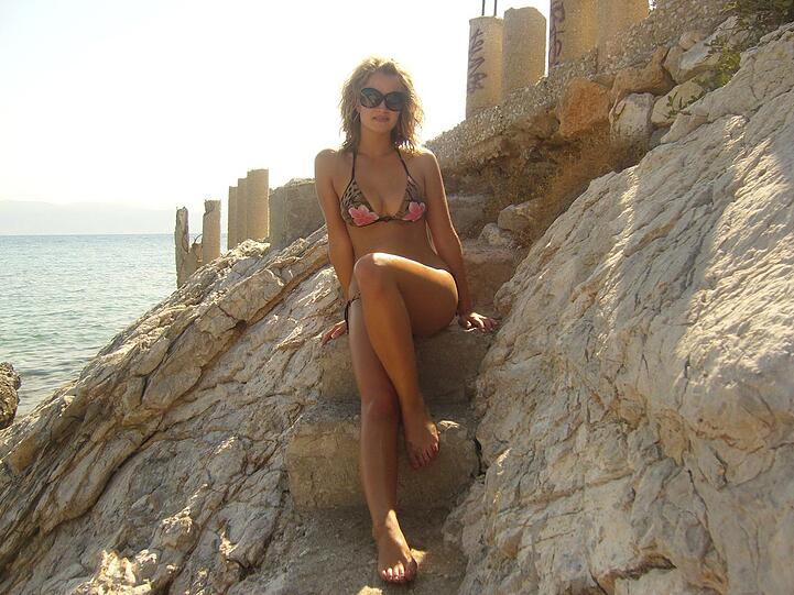 ...oder räkelt sich im Bikini am Strand. Weitere Hobbys: Tanzen (PoleDance), Schwimmen gehen, Zeichnen und Fotographieren.