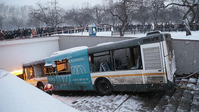 In Moskau ist ein Bus in eine U-Bahn-Station gefahren. Es gibt mehrere Todesopfer. Die Polizei spricht von einem Unfall - die Bilder.