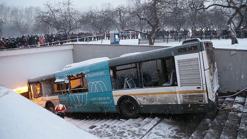 In Moskau ist ein Bus in eine U-Bahn-Station gefahren. Es gibt mehrere Todesopfer. Die Polizei spricht von einem Unfall - die Bilder. In Moskau ist ein Bus in eine U-Bahn-Station gefahren. Es gibt mehrere Todesopfer. Die Polizei spricht von einem Unfall - die Bilder.