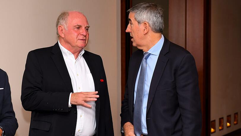 Im Gespräch: Hoeneß (l.) und Bertomeu. Im Gespräch: Hoeneß (l.) und Bertomeu.