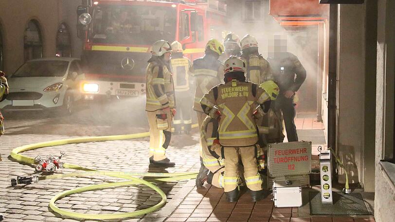 Dichter Rauch in Mühldorf: Ein vermeintlicher Brand in einem Geschäft entpuppte sich als zu viel Weihrauch.