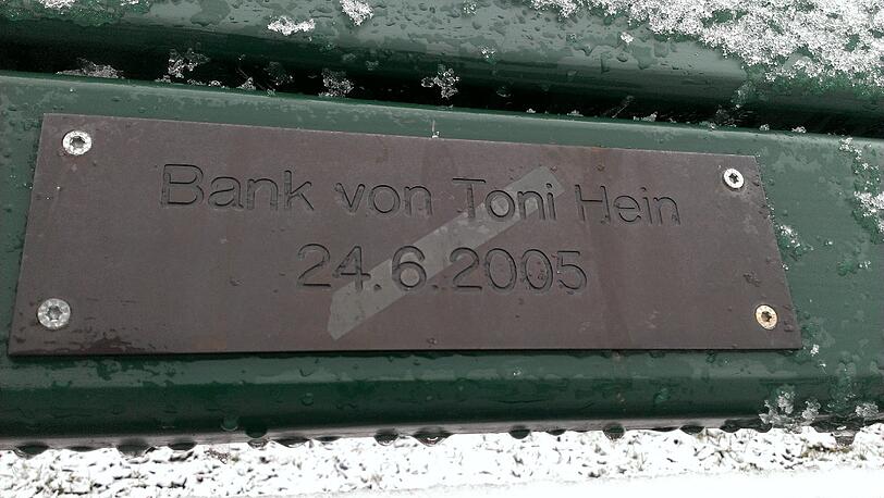 Im Englischen Garten und Nymphenburger Schlosspark haben Münchner tausende Plaketten mit Widmungen auf Parkbänken angebracht.