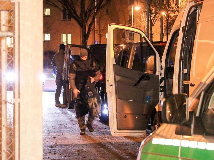 Einsatzkräfte sind in der Nacht am Ankerzentrum zu sehen. Foto: Ferdinand Merzbach
